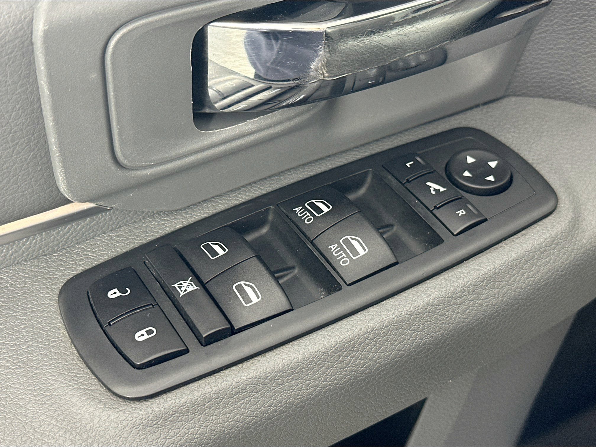 Used 2020 RAM 1500 Classic SLT w/ Luxury Group image 18