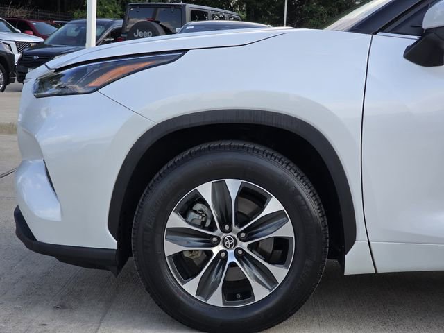 Certified 2025 Toyota Highlander XLE FWD image 6