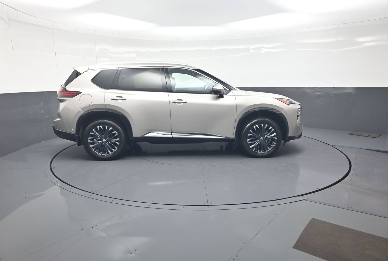 Used 2024 Nissan Rogue Platinum AWD/4WD image 2