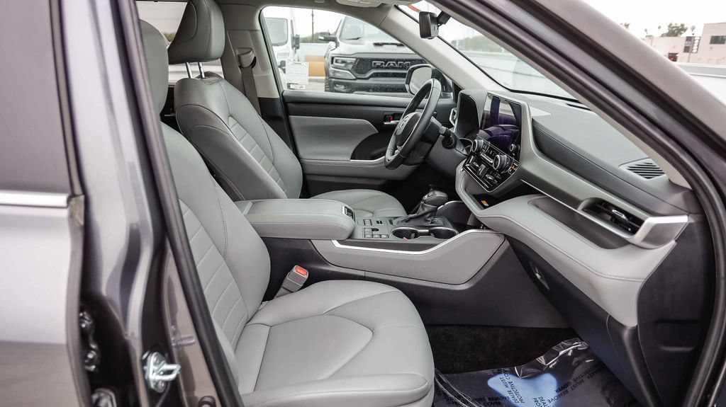 Used 2024 Toyota Highlander XLE AWD/4WD image 21