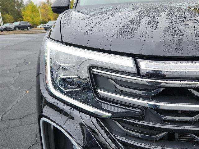 Certified 2025 Volkswagen Atlas Peak Edition SE image 9