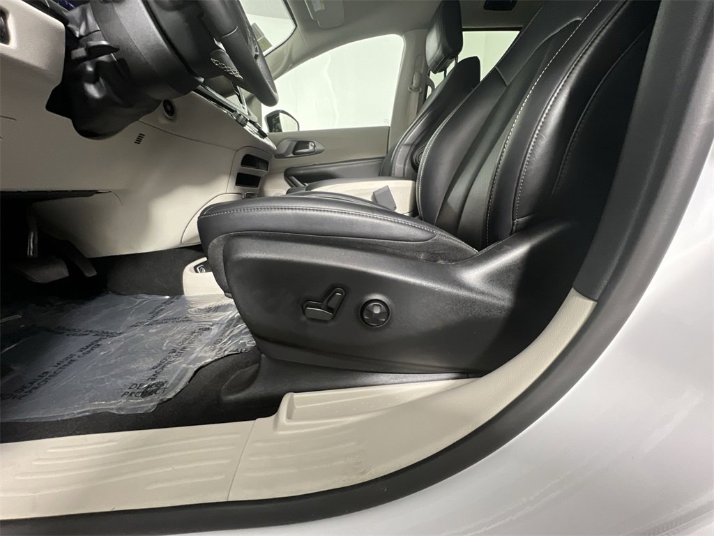 Used 2024 Chrysler Pacifica Touring-L image 14