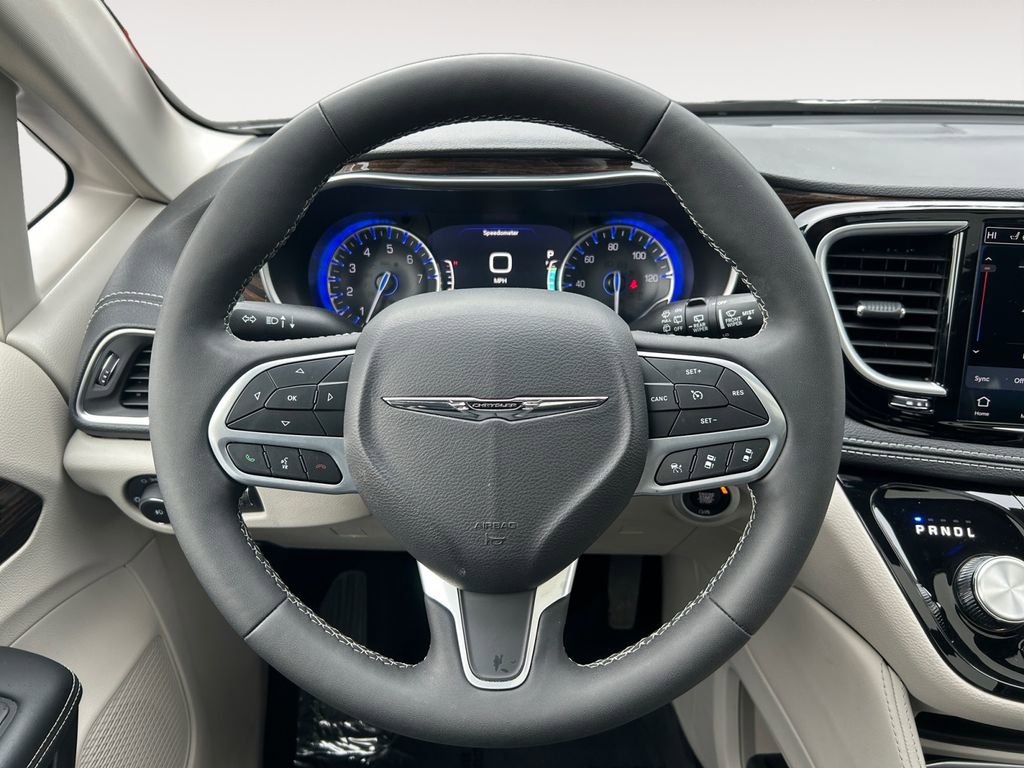 Used 2024 Chrysler Pacifica Limited image 14