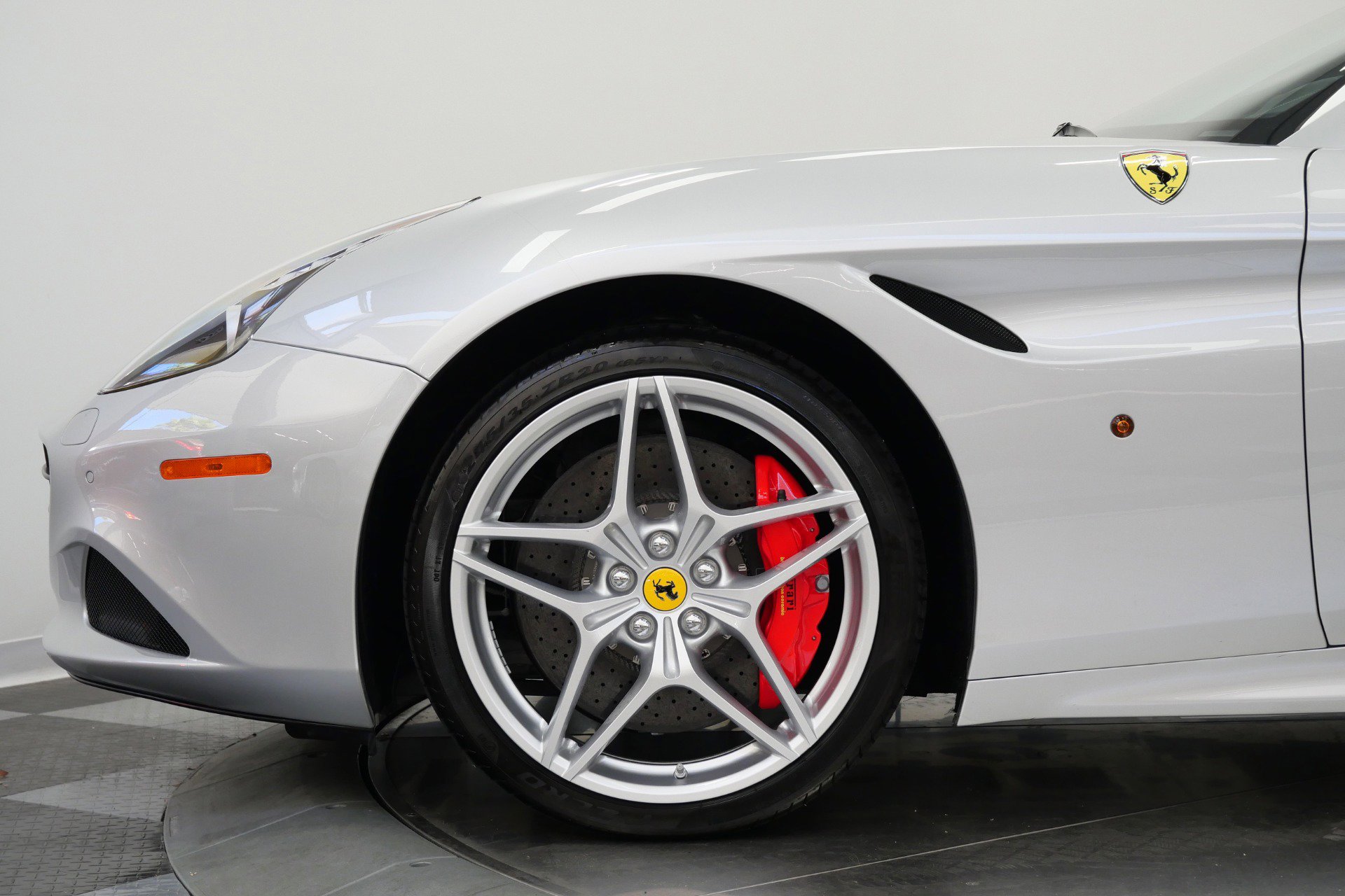 Used 2017 Ferrari California T RWD image 50