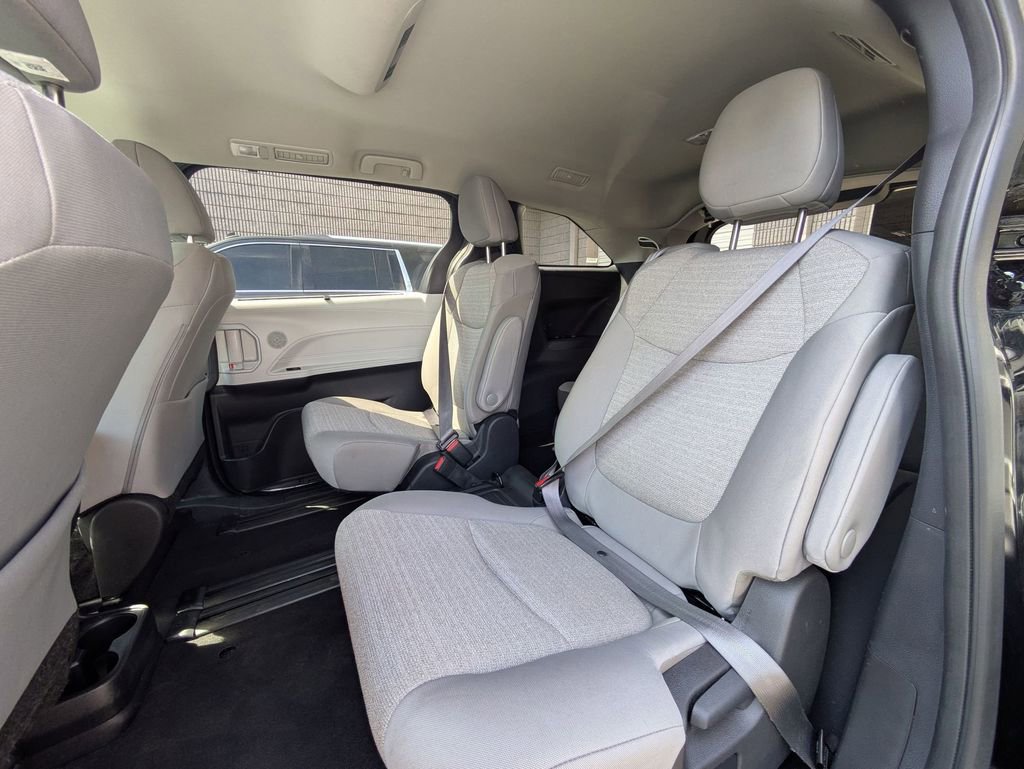 Used 2025 Toyota Sienna LE image 26