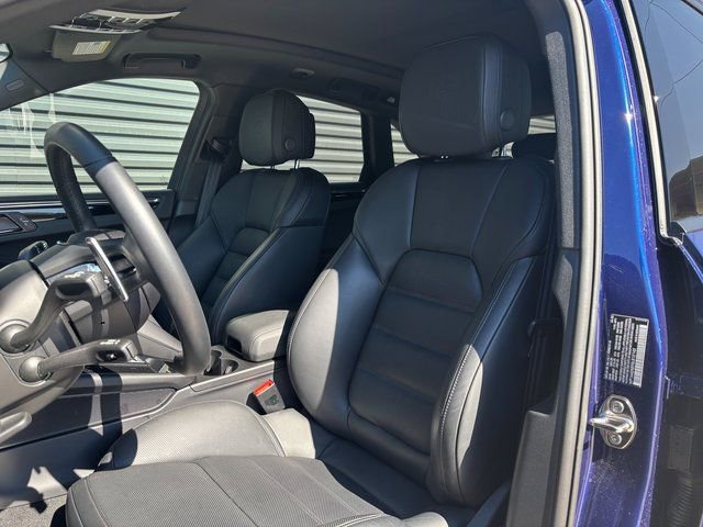 Used 2025 Porsche Macan AWD/4WD image 5
