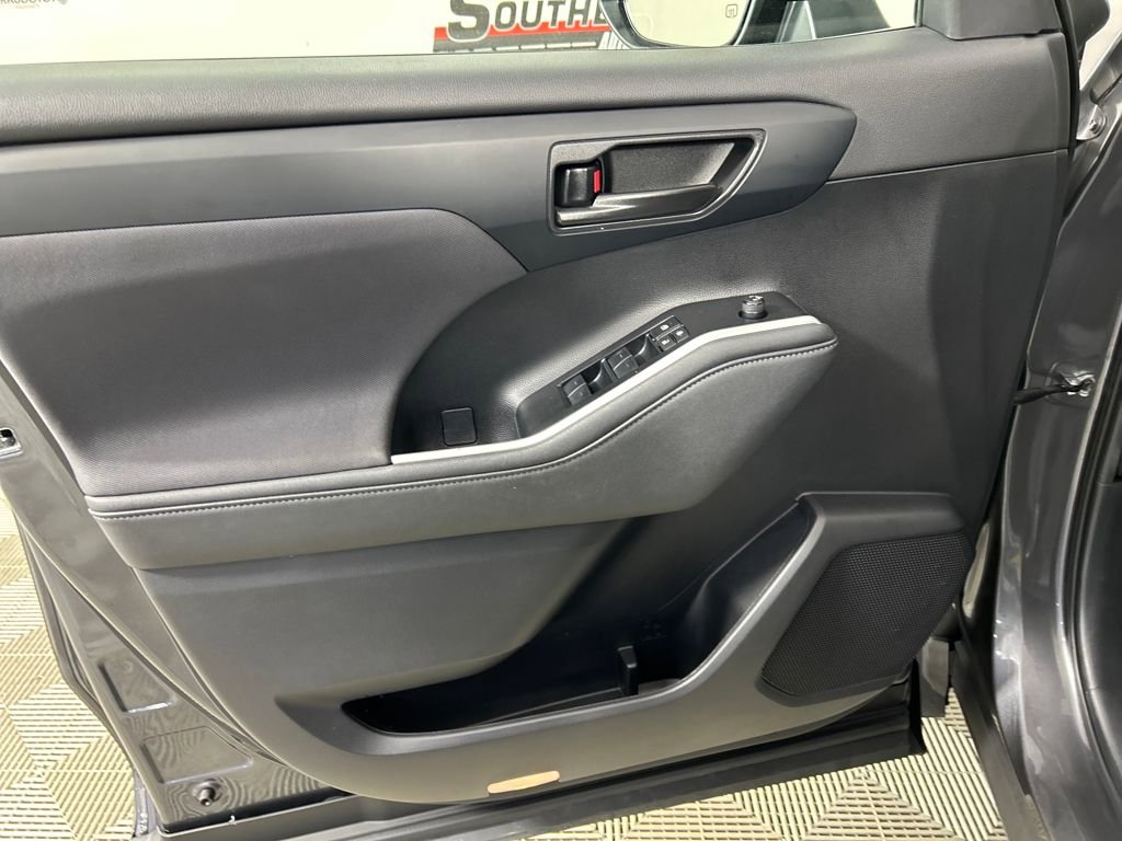 Used 2023 Toyota Highlander L image 9