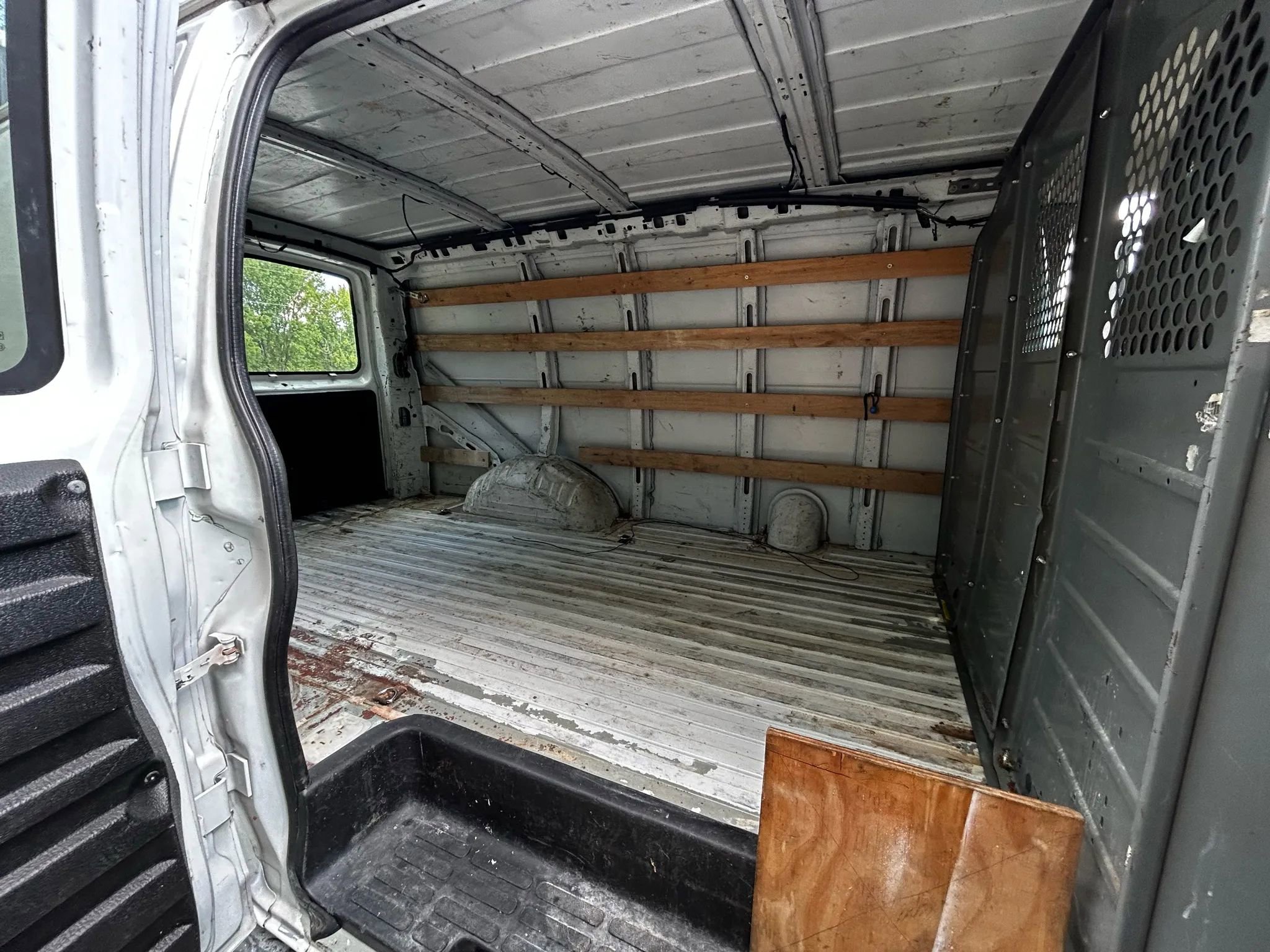 Used 2017 GMC Savana 2500 Van 3D image 11