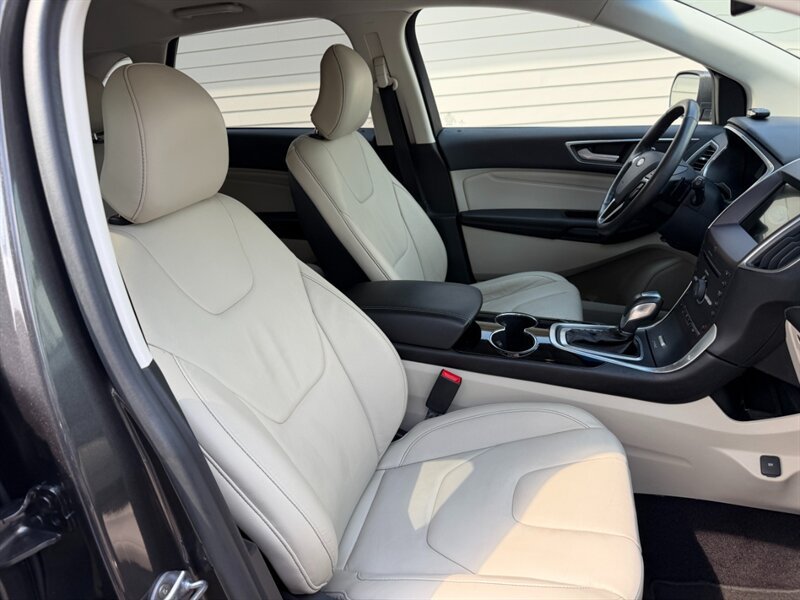 Used 2016 Ford Edge Titanium w/ Technology Package AWD/4WD image 28