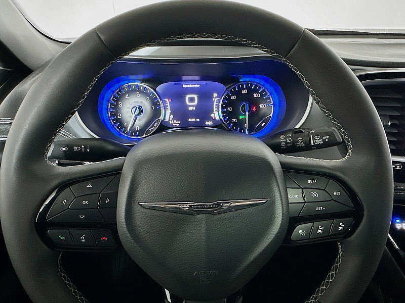 Used 2025 Chrysler Pacifica Limited image 12