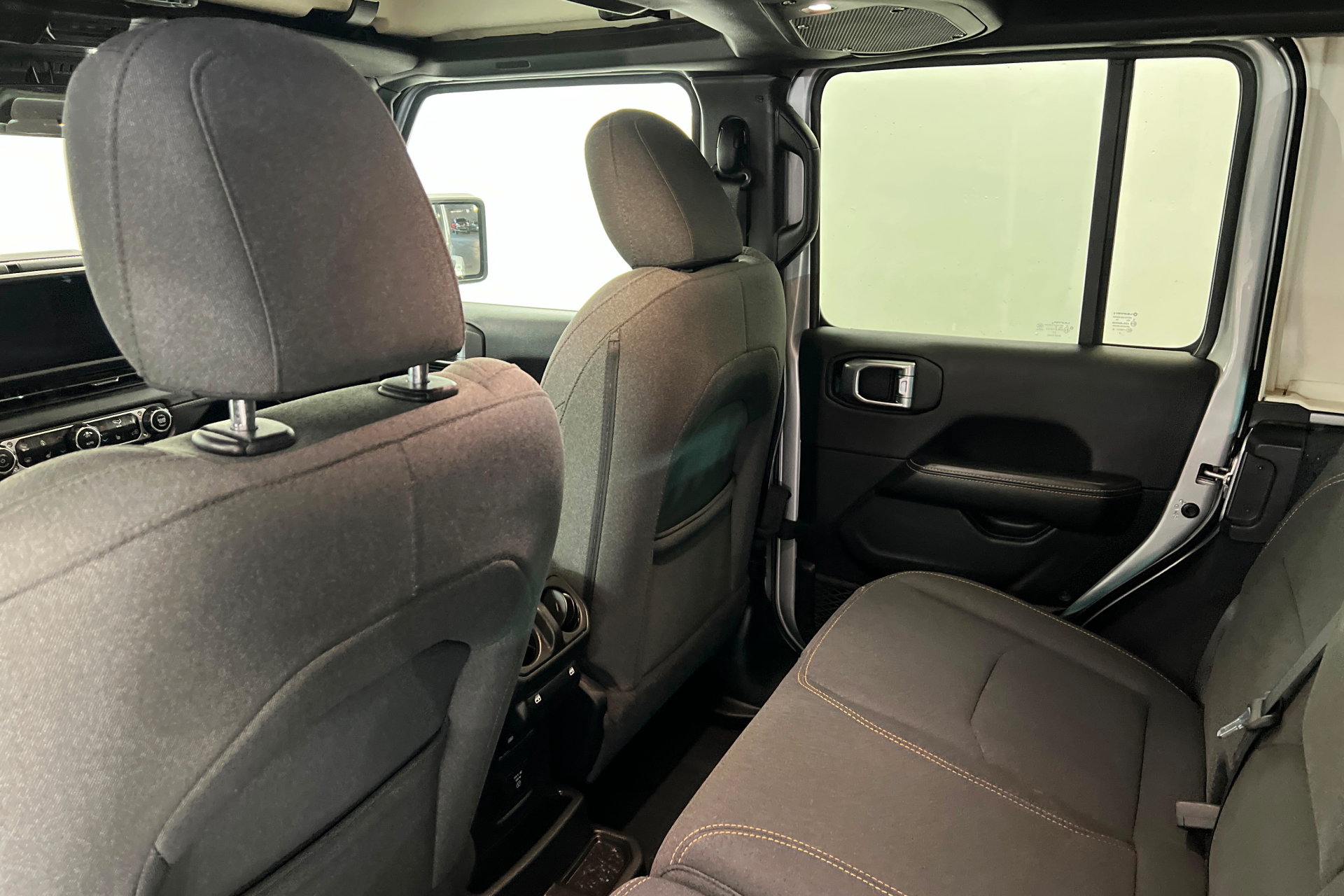 Used 2024 Jeep Wrangler Unlimited Sahara AWD/4WD image 19