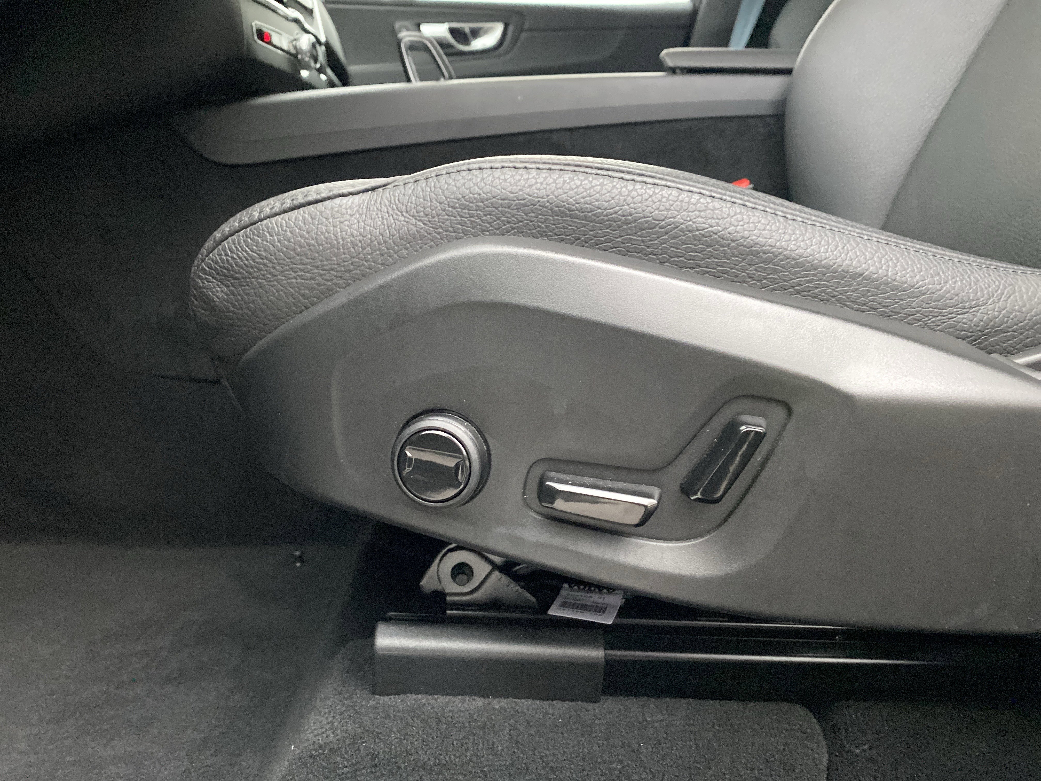 Used 2025 Volvo XC60 B5 Plus image 24