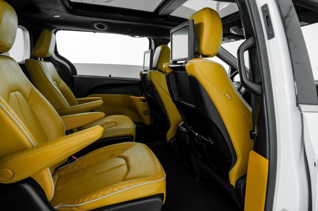 Used 2023 Chrysler Pacifica Pinnacle image 31