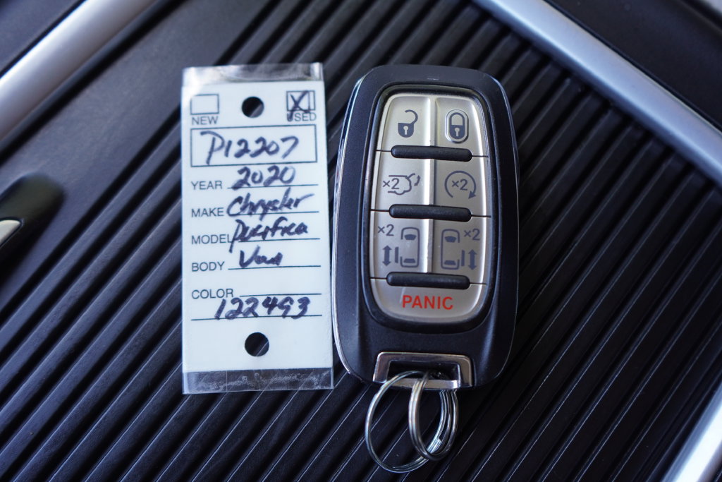 Used 2020 Chrysler Pacifica Limited FWD image 35