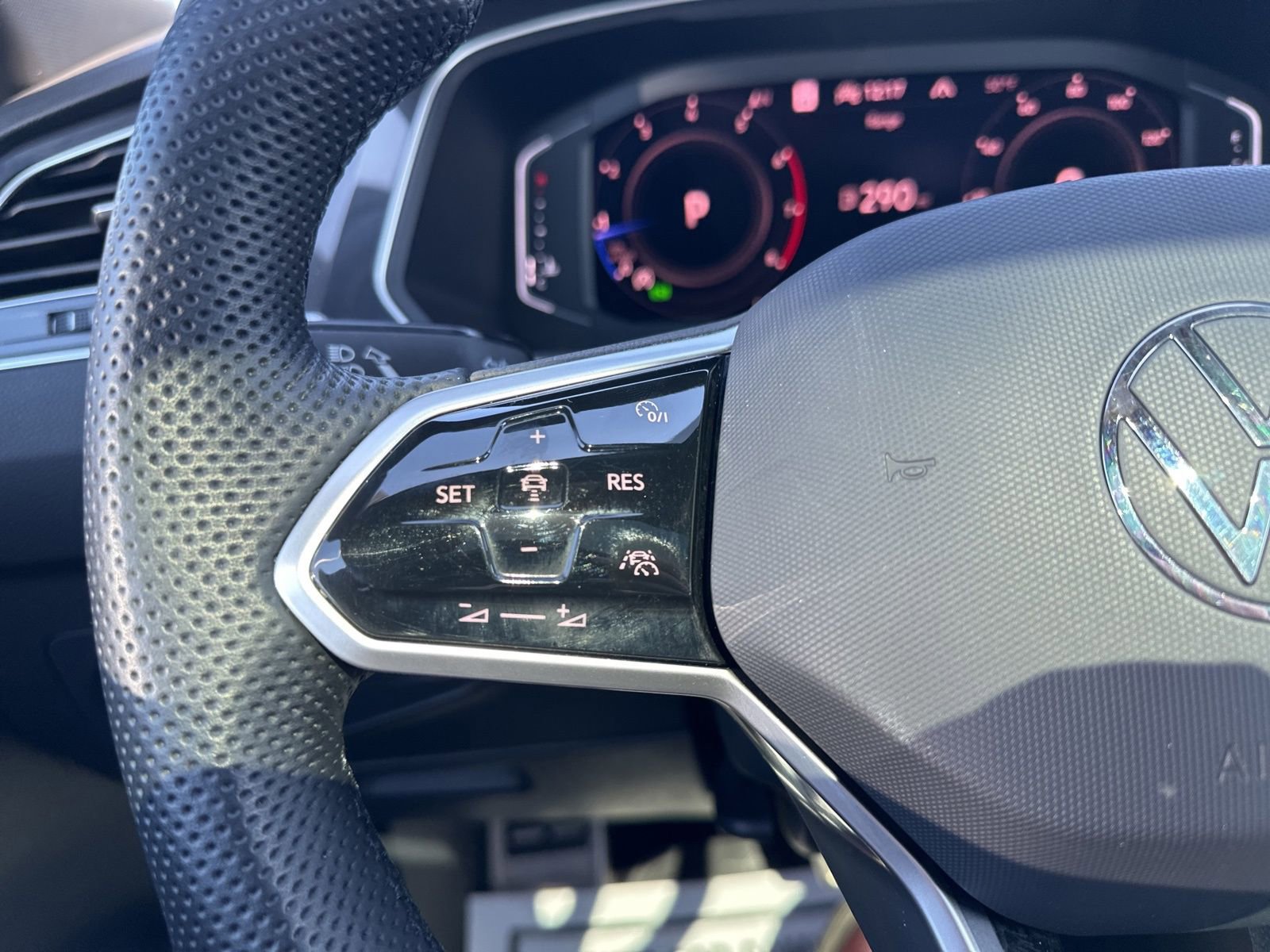 Certified 2022 Volkswagen Tiguan SEL R-Line image 53