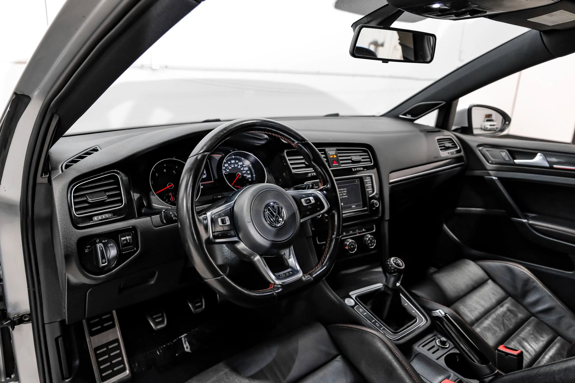Used 2017 Volkswagen GTI SE FWD image 23
