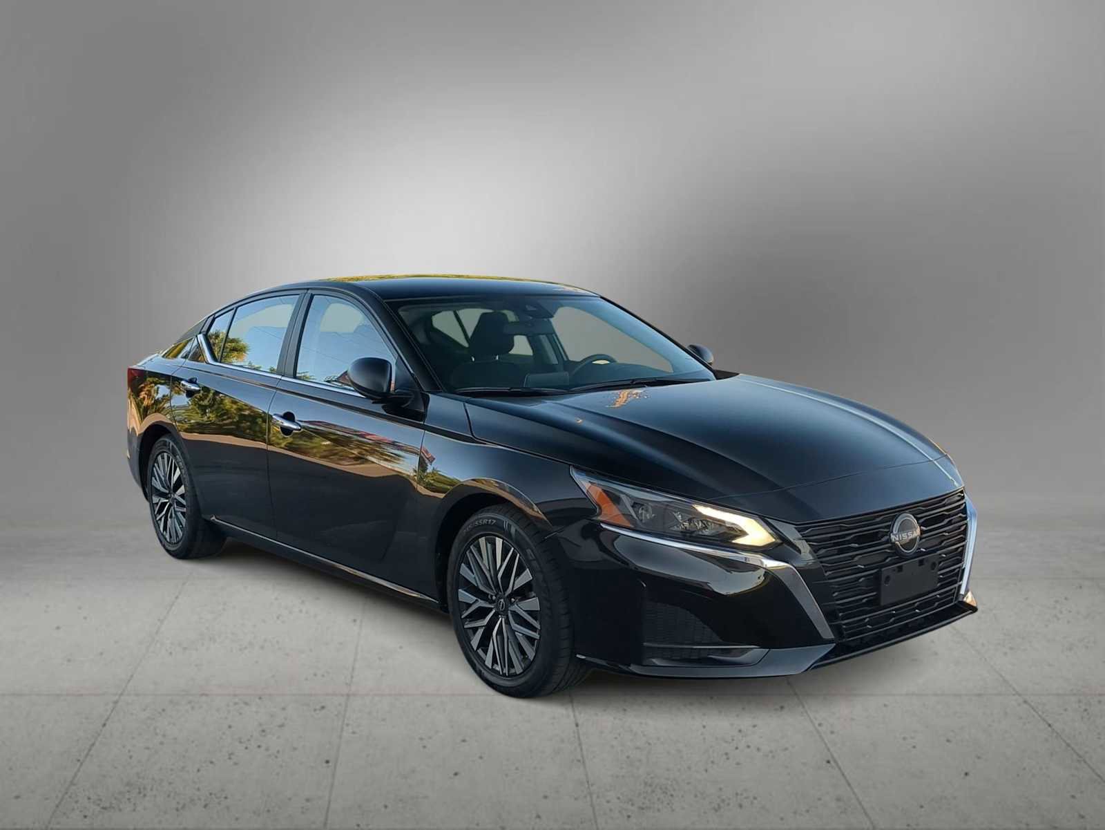 Used 2025 Nissan Altima 2.5 SV image 2