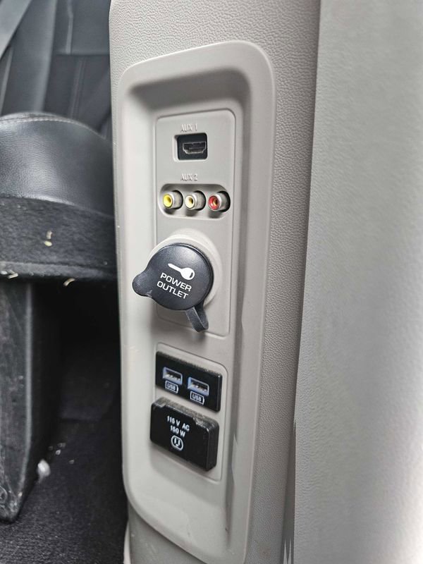 Used 2015 Chrysler Town & Country Touring-L w/ Driver Convenience Group image 16