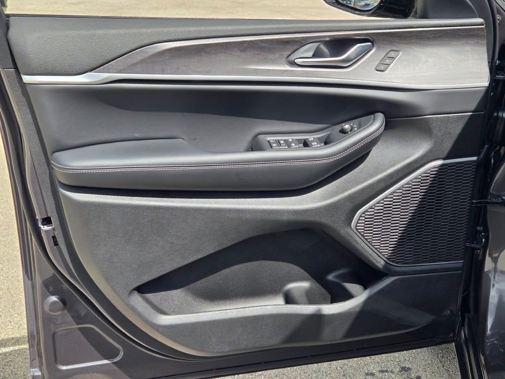 New 2025 Jeep Grand Cherokee Limited image 18