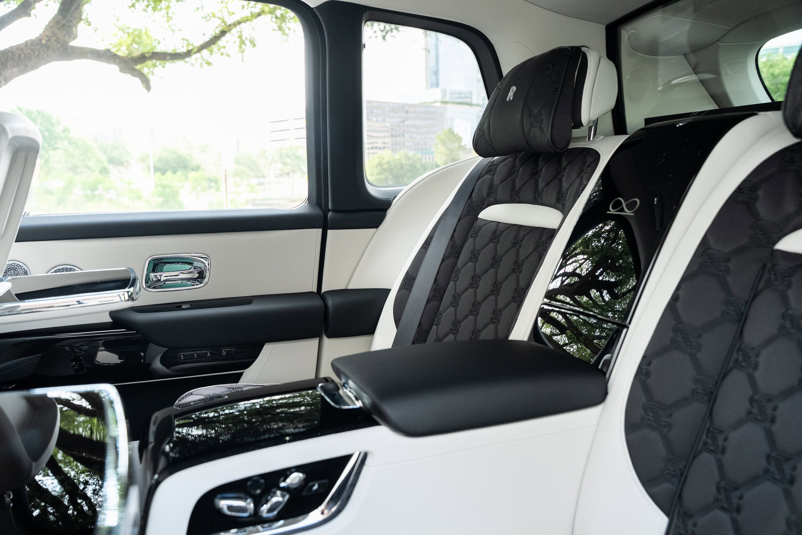 Used 2025 Rolls-Royce Cullinan Black Badge image 48