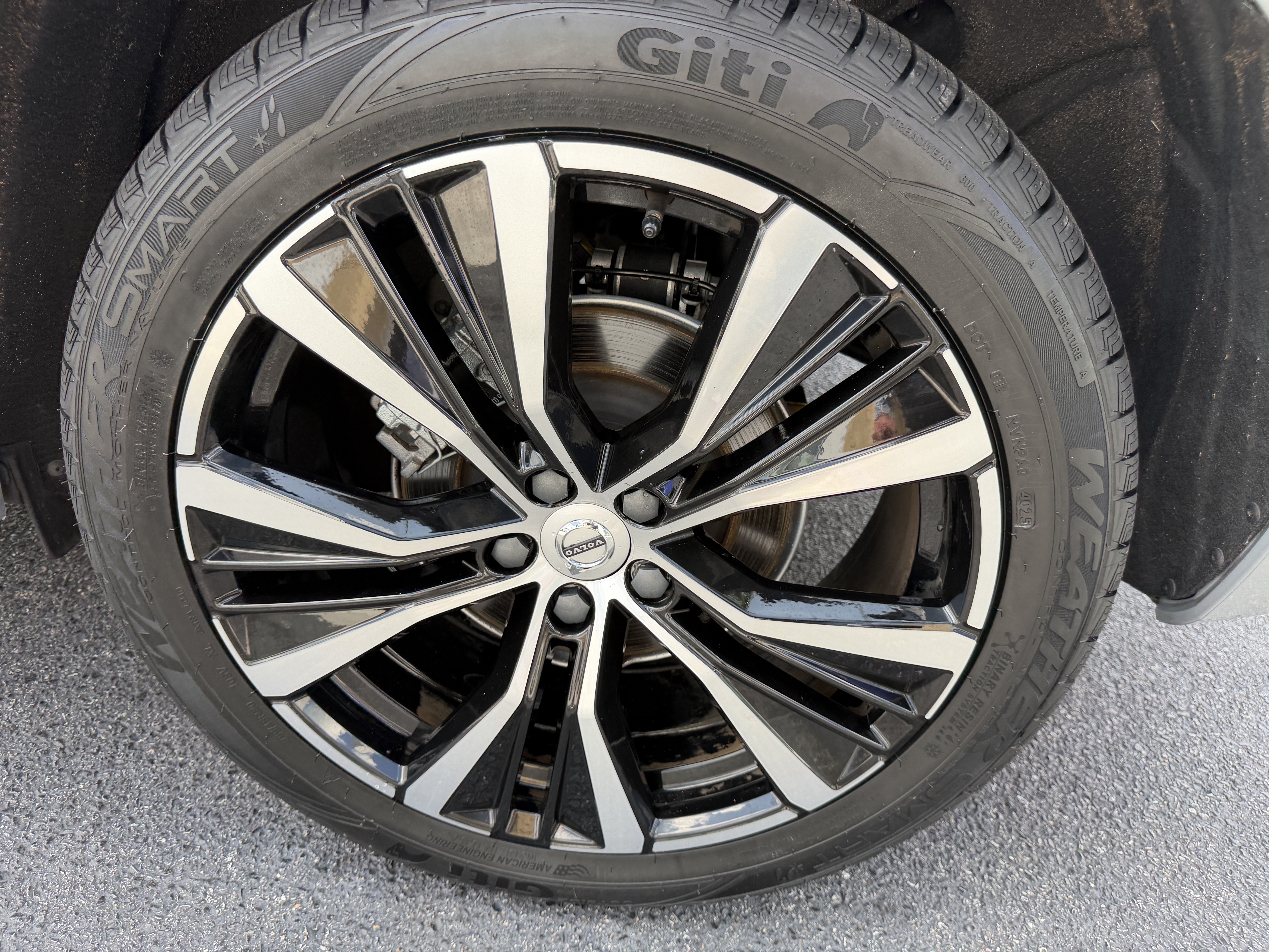 Certified 2024 Volvo XC60 B5 Plus w/ Protection Package Premier AWD/4WD image 33