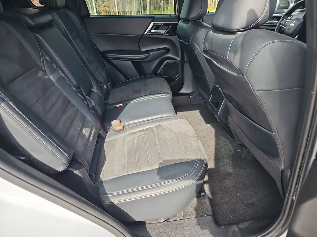 Used 2023 Mitsubishi Outlander SE image 12