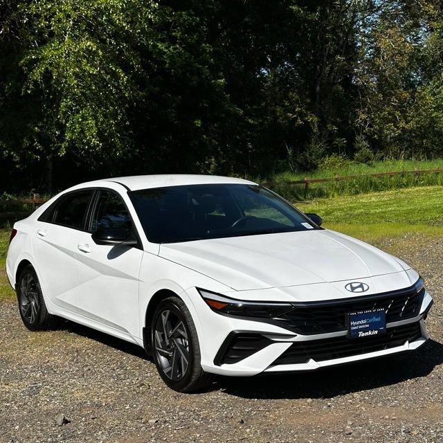 Certified 2025 Hyundai Elantra Sport FWD image 2