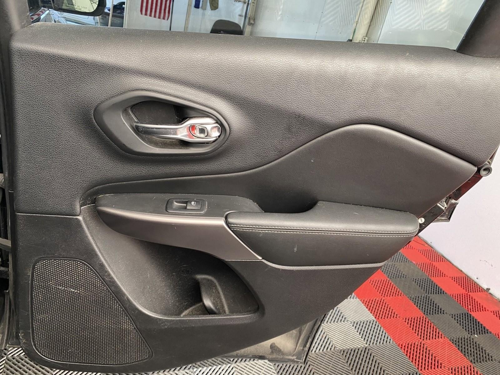 Used 2019 Jeep Cherokee Limited image 10