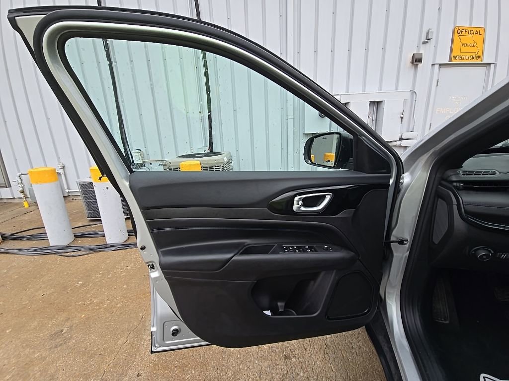 Used 2025 Jeep Compass Latitude w/ Altitude Special Edition image 20