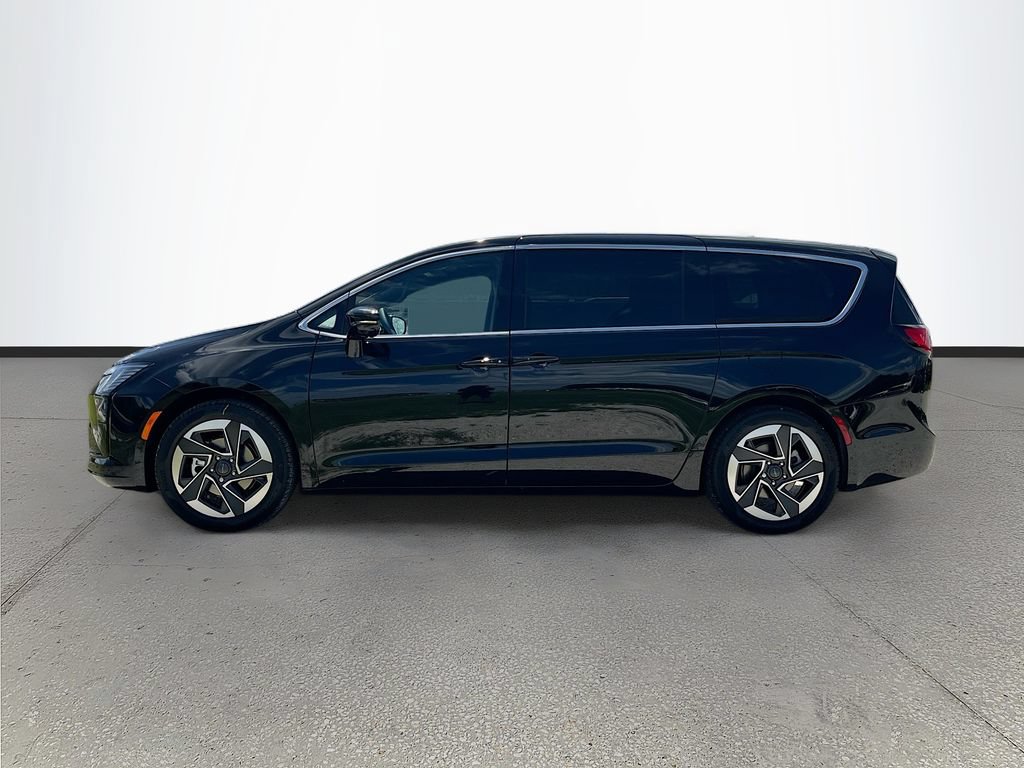 New 2027 Chrysler Pacifica Limited FWD image 4