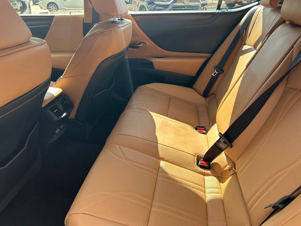 Used 2022 Lexus ES 300h w/ Luxury Package FWD image 16