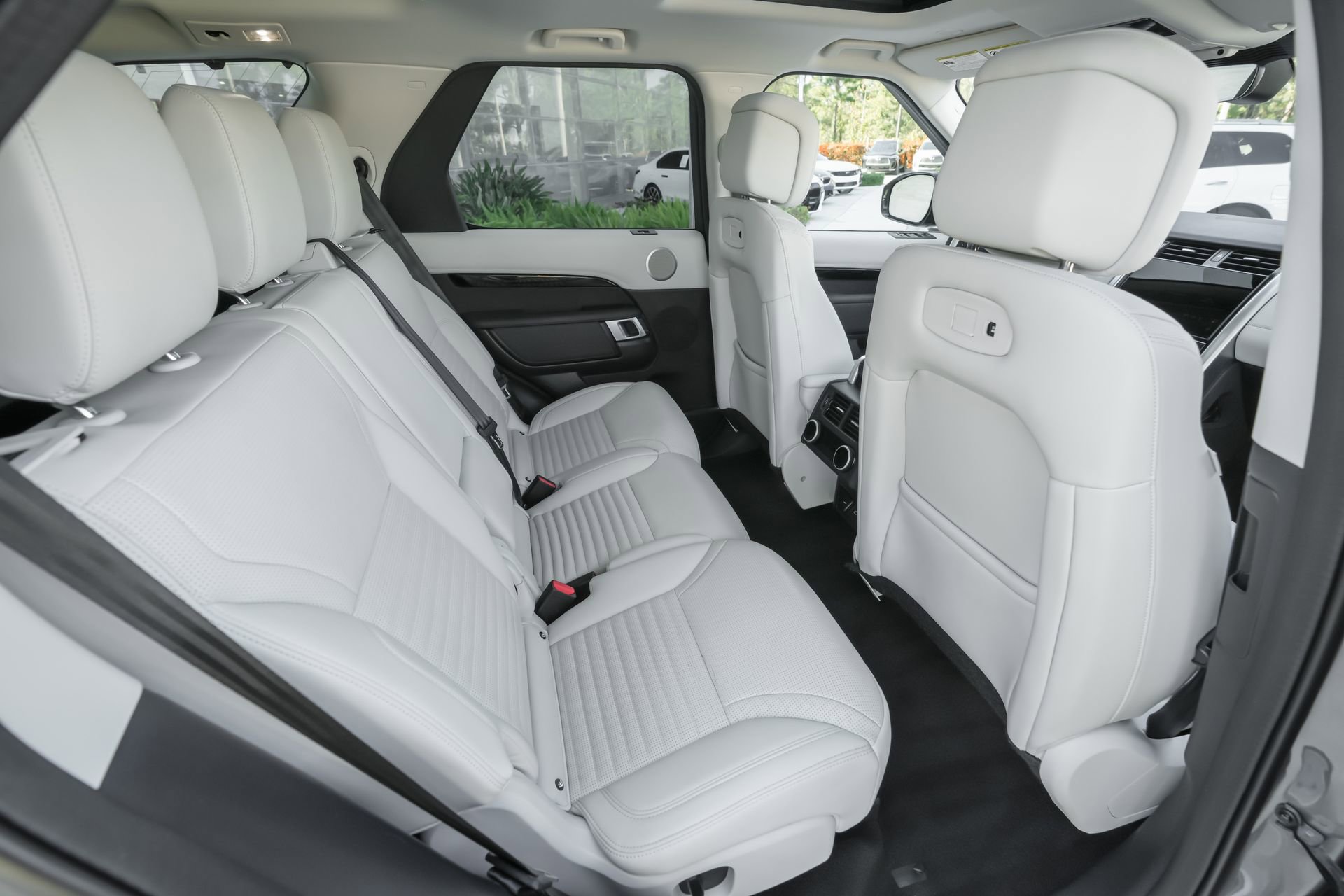 Used 2025 Land Rover Discovery S image 36