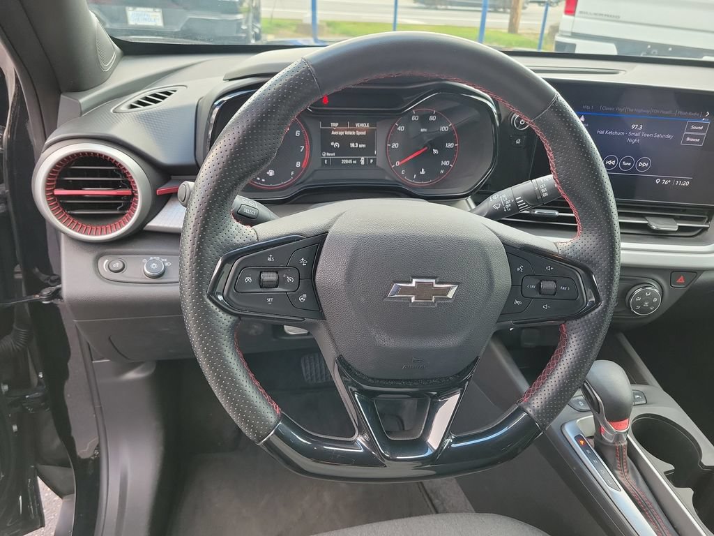 Used 2024 Chevrolet Trax RS w/ Sunroof Package FWD image 26