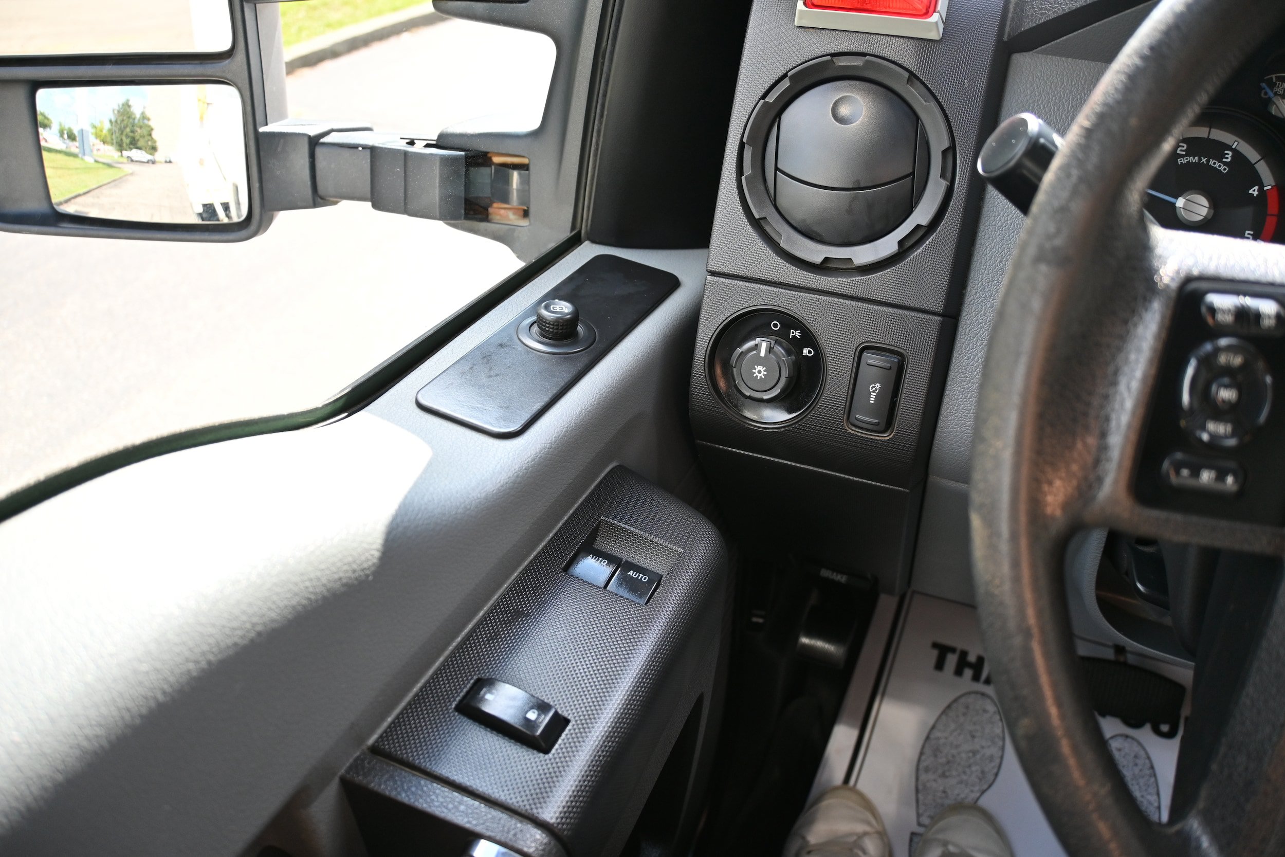 Used 2015 Ford F550 4x4 Regular Cab Super Duty image 11