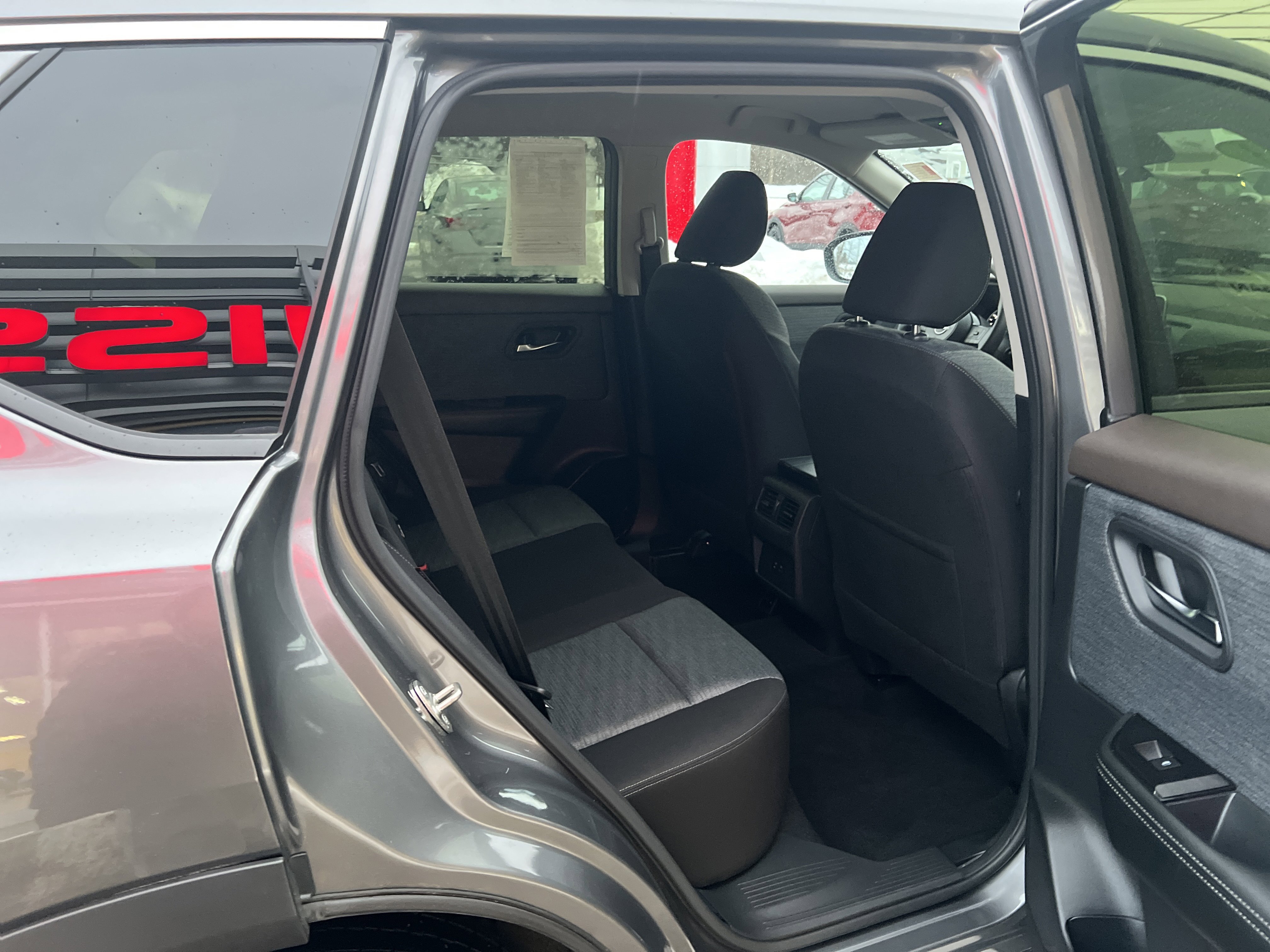 Used 2023 Nissan Rogue SV image 11