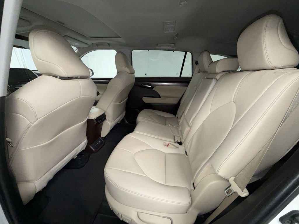 Used 2021 Toyota Highlander Limited image 4