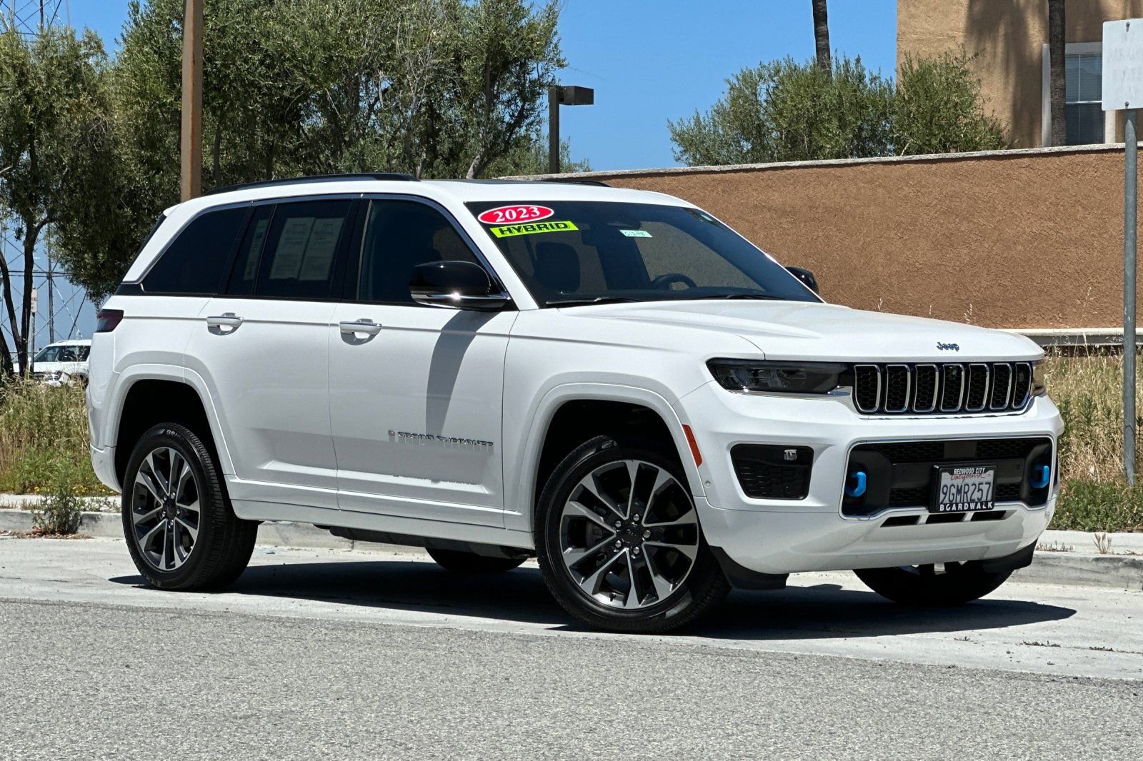 Used 2023 Jeep Grand Cherokee Overland w/ Advanced Protech Group III AWD/4WD image 2