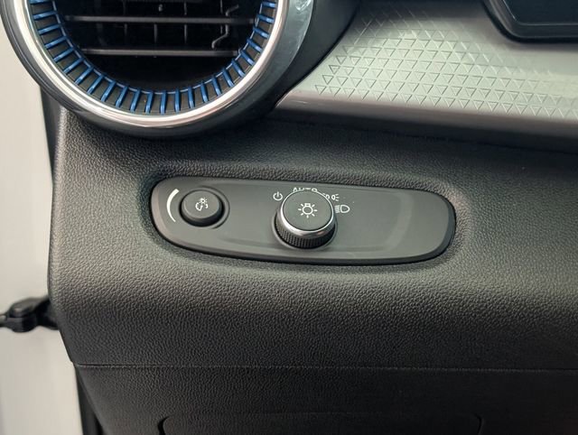 Certified 2025 Chevrolet Trax LT w/ Driver Confidence Package image 25