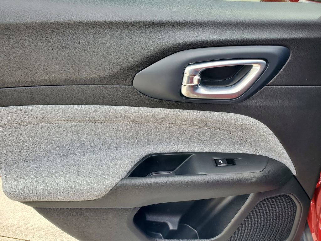 Used 2023 Jeep Compass Latitude image 13