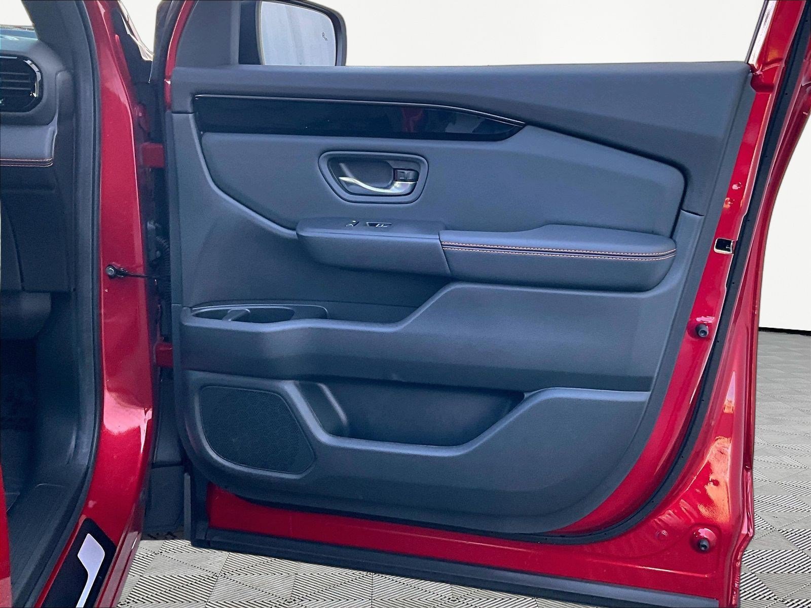 Used 2025 Honda Pilot TrailSport image 29