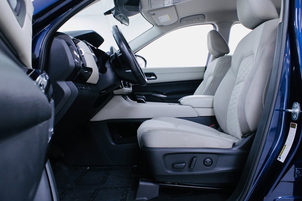 Used 2022 Nissan Pathfinder SV image 3