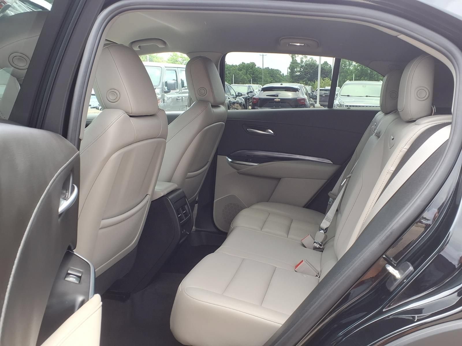 Used 2023 Cadillac XT4 Luxury w/ Cold Weather Package AWD/4WD image 11