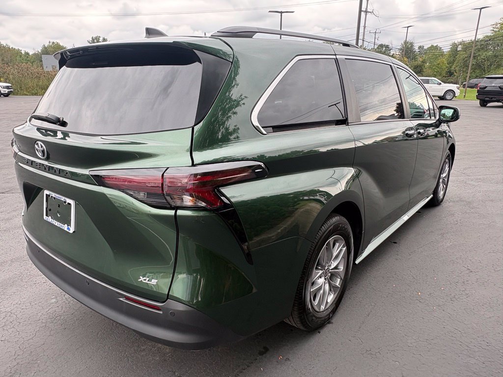 Used 2026 Toyota Sienna XLE FWD image 5