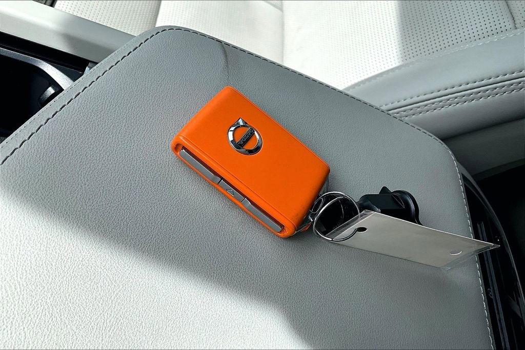 Used 2024 Volvo XC60 B5 Ultimate image 12