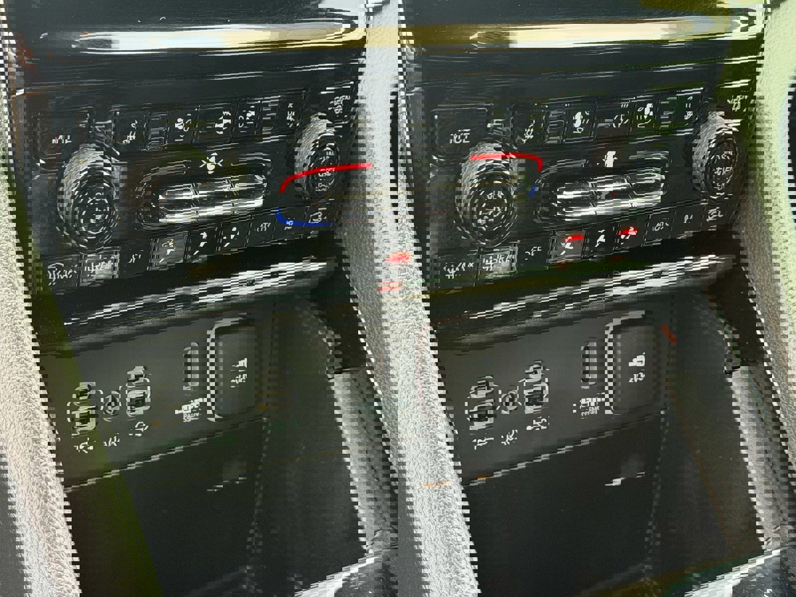 Used 2022 Jeep Grand Cherokee Trailhawk w/ Advanced Protech Group II image 31