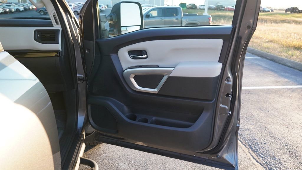 Used 2024 Nissan Titan SV w/ SV Convenience Package image 23