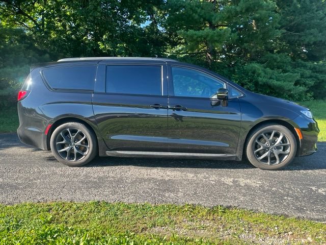 Used 2025 Chrysler Pacifica Limited FWD image 2