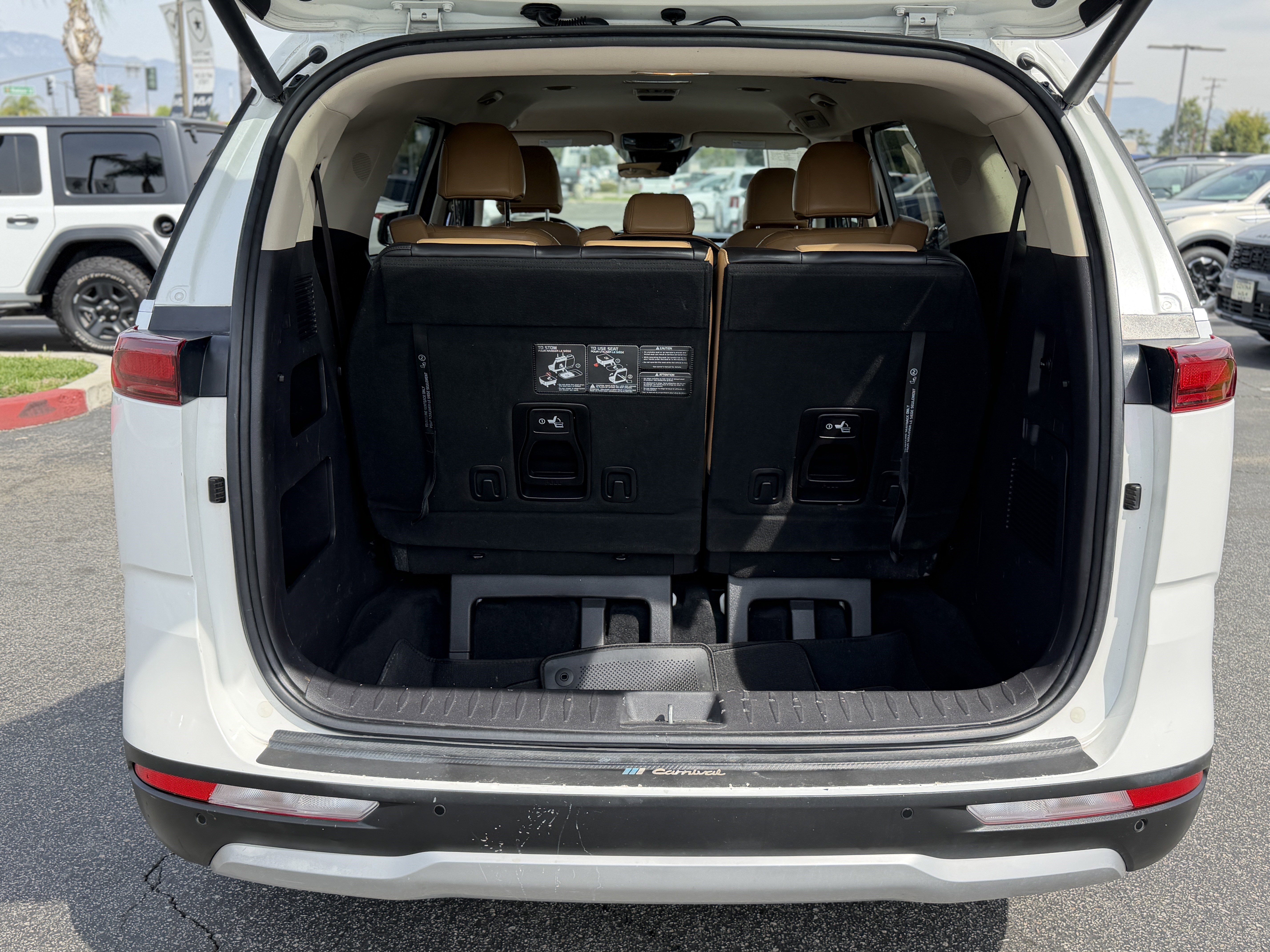 Used 2022 Kia Carnival EX image 10