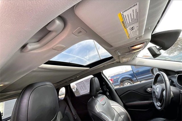 Used 2019 Jeep Cherokee Trailhawk image 20