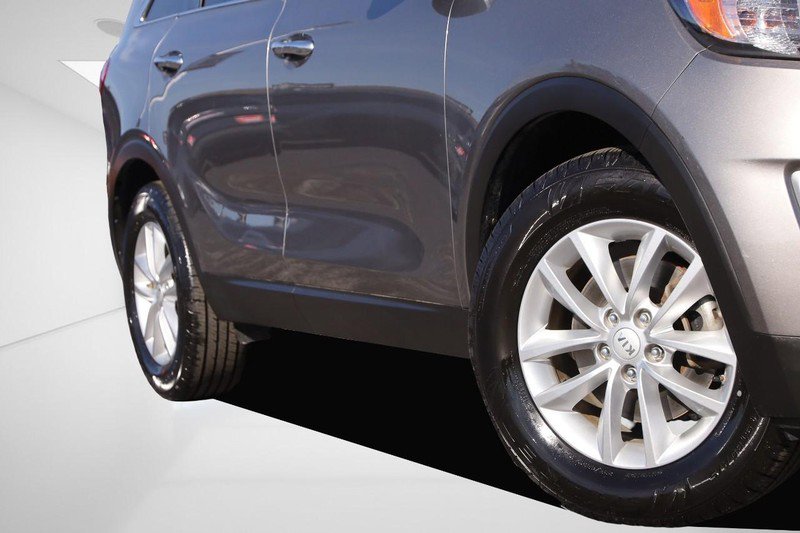 Used 2017 Kia Sorento L image 3